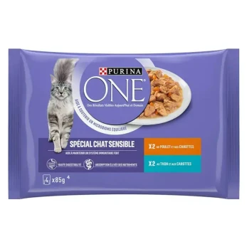 Emballage de nourriture pour chats Purina ONE présentant un chat gris, avec un texte indiquant qu'il est destiné aux chats sensibles, à haute digestibilité et à absorption des nutriments.