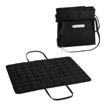 Schwarze Haustiermatte und Tragetasche von Doctor Bark, mit einem gesteppten Design und verstellbaren Riemen für einfachen Transport.