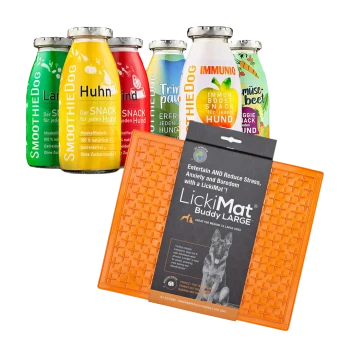 Bild von verschiedenen SmoothieDog Haustiersnacks in bunten Flaschen, die mit Geschmacksrichtungen wie "Huhn" und "Rind" beschriftet sind, neben einem LickiMat Buddy LARGE für Hunde.