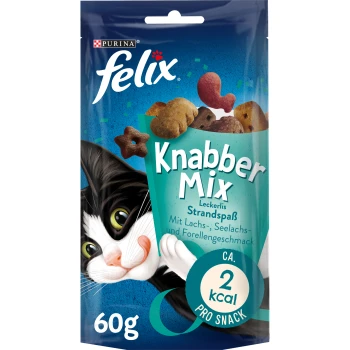 Felix Knabber Mix Katzenleckerlis Verpackung mit einer verspielten schwarz-weißen Katze, mit Text, der "Leckerli Strandspaß" und "2 kcal pro Snack" hervorhebt.