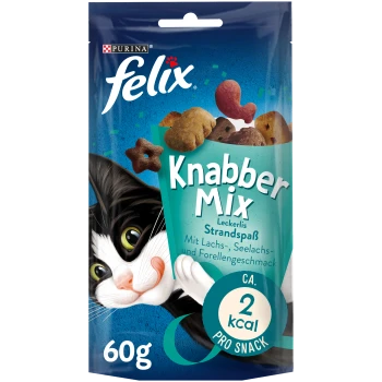 Felix Knabber Mix Katzenleckerlis Verpackung mit einer verspielten schwarz-weißen Katze, mit Text, der "Leckerli Strandspaß" und "2 kcal pro Snack" hervorhebt.