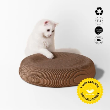 Pawfect Relax Bed Eine flauschige weiße Katze berührt ein strukturiertes braunes Kratzbrett mit den Abzeichen "1 Jahr Garantie" und "100% Geld Zurück" auf einem weißen Hintergrund.
