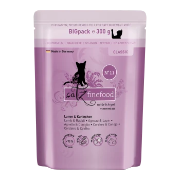 Katzenfutterverpackung mit einem lila Design, beschriftet mit "Catz finefood", mit "Lamm & Kaninchen" und "Kein Zuckerzusatz."