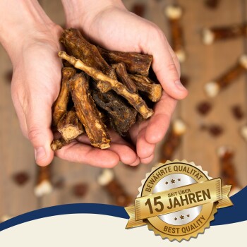 Ein Paar Hände, die verschiedene Hundekauspielzeuge halten, mit einem Abzeichen, das 'Bewährte Qualität seit über 15 Jahren' und 'Beste Qualität' angibt.