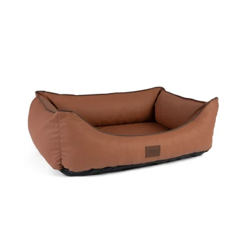 Braunes rechteckiges Tierbett mit erhöhten Seiten und einem kleinen Etikett mit der Aufschrift "Trixie Dog" vorne.