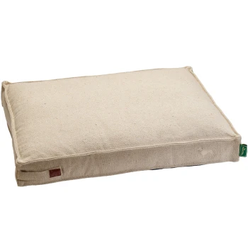 Rechteckiges beiges Canvas-Haustierbettkissen mit Paspelrand, kleinem braunem Lederpatch und grünem Stoffetikett.