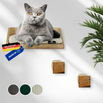 Graue Katze mit bernsteinfarbenen Augen, die auf einem hölzernen wandmontierten Katzenregal ruht, beschriftet mit „Deutsche Marke“ und „Made in EU“.