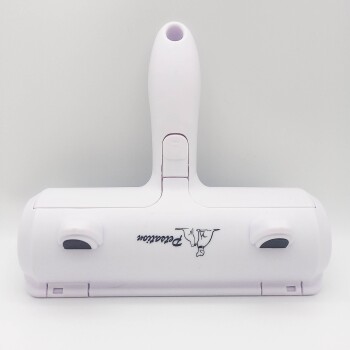 Ein weißer Haustierhaarbeseitiger mit einem Griff, der das Logo "Pawtastic" und zwei Tasten an den Seiten für eine einfache Handhabung zeigt.