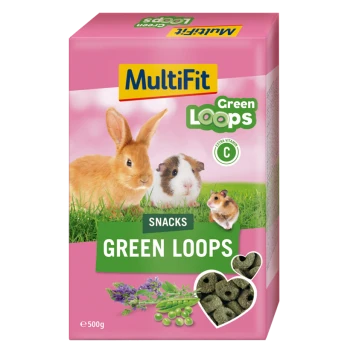 Różowe opakowanie przekąsek MultiFit Green Loops dla małych zwierząt, z królikiem, świnką morską i chomikiem, z napisem "Extra Vitamin C" i zielonymi groszkami.
