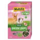 Een roze MultiFit Green Loops snackpakket voor kleine huisdieren, met een konijn, cavia en hamster, met "Extra Vitamine C" en groene erwten.