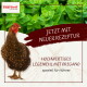 Nahaufnahme von gemischtem Vogelfutter mit gespaltenem Mais, Körnern und Pellets auf strukturierter Oberfläche.