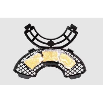 Ein schwarzer Haustierfutterspender mit einem klappbaren Deckel, der drei Packungen gelben Futter in einer Netzabdeckung enthält.