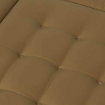 Eine Nahaufnahme eines weichen, gepolsterten Haustierbettes in warmem Braun, mit gleichmäßig verteilten Knöpfen für zusätzliche Textur.