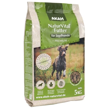 Ein Beutel AKAH NaturVital Hundefutter für Jagdhunde, gekennzeichnet mit "Premium," mit einem Gewicht von 5 kg. Zeigt einen Hund auf der Vorderseite und behauptet, kaltgepresst zu sein.