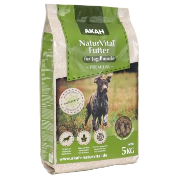 Ein Beutel AKAH NaturVital Hundefutter für Jagdhunde, gekennzeichnet mit "Premium," mit einem Gewicht von 5 kg. Zeigt einen Hund auf der Vorderseite und behauptet, kaltgepresst zu sein.