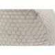Gros plan sur un lit pour animaux doux, à motif hexagonal de couleur beige clair, mettant en valeur sa texture moelleuse.