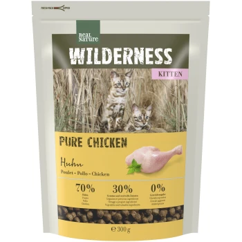 Eine Verpackung für Haustierfutter mit der Aufschrift "Wilderness Kitten Pure Chicken", die zwei Kätzchen im Gras zeigt. Enthält 70% Huhn, 30% Gemüse und 0% Getreide.