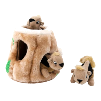 Ein plüschiges Haustierspielzeug-Set mit einem Baumstumpf, aus dem zwei kleine Tierfiguren hervorlugen, eine im Stumpf und eine außerhalb.