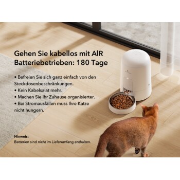 Batteriebetriebener kabelloser Haustier-Futterspender mit 180 Tagen Batterielaufzeit, der Trockenfutter für Katzen ausgibt; eine Katze frisst in der Nähe auf Holzboden.