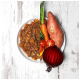 Ein geteiltes Bild: eine Schüssel mit grobem braunem Tierfutter links und frischen Gemüse rechts, darunter Süßkartoffel und Karotten.