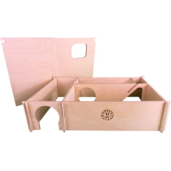 Holzhaustiergehege mit mehreren Fächern und Ausschnitten, mit einem Logo, das ein Kaninchen-Design zeigt.