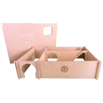 Holzhaustiergehege mit mehreren Fächern und Ausschnitten, mit einem Logo, das ein Kaninchen-Design zeigt.
