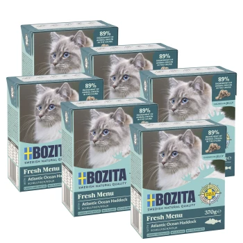 Sechs Boxen mit Bozita Fresh Menu Katzenfutter, das Kabeljau aus dem Atlantik enthält, mit 89 % Zutaten tierischen Ursprungs, vor einem weißen Hintergrund präsentiert.