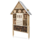 Holzinsektenhotel in Form eines Hauses, mit verschiedenen Fächern, die mit natürlichen Materialien für nützliche Insekten gefüllt sind.