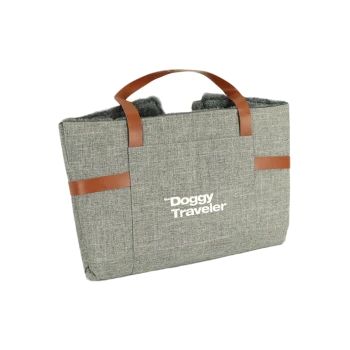 Graue Haustiertragetasche mit braunen Ledergriffen, mit dem Text "Doggy Traveler" deutlich auf der Vorderseite angezeigt.