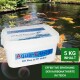 Aqua Cereal Produktbehälter beschriftet mit "KH Plus & PH stabil" mit einem Inhalt von 5 kg, vor einem Teich mit bunten Koi-Fischen.