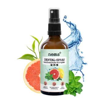 Zahnpflegespray-Flasche mit dem Etikett 'noms+' mit einer Grapefruitscheibe, Minzblättern und einem Wasserspritzer, der die Zahngesundheit für Haustiere fördert.