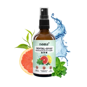 Zahnpflegespray-Flasche mit dem Etikett 'noms+' mit einer Grapefruitscheibe, Minzblättern und einem Wasserspritzer, der die Zahngesundheit für Haustiere fördert.