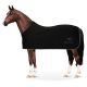 Ein braunes Pferd mit einer eleganten schwarzen Decke, auf der das Logo "EQUINATE" an der Seite zu sehen ist, vor einem weißen Hintergrund stehend.