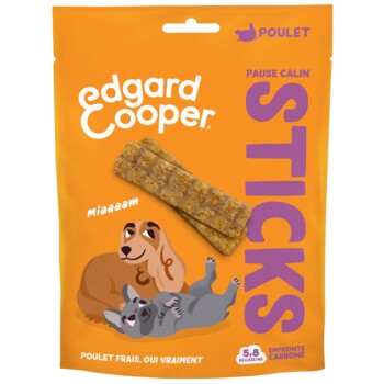 Emballage de friandises pour chiens Edgard Cooper avec un teckel et un bulldog français en dessin animé, présentant "STICKS" et "Poulet" sur fond orange.