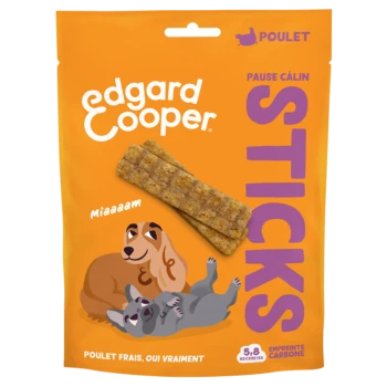 Emballage de friandises pour chiens Edgard Cooper avec un teckel et un bulldog français en dessin animé, présentant "STICKS" et "Poulet" sur fond orange.