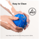 Hände waschen ein blaues und oranges Haustierspielzeug unter fließendem Wasser mit dem Text "Leicht zu reinigen" und "IPX7" Wasserdichtigkeitsbewertung.