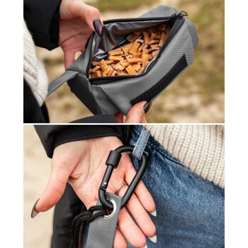 Eine Person hält einen grauen Reißverschlussbeutel, der mit orangefarbenen Hundeleckerlis gefüllt ist, mit einem Karabinerhaken am Beutel für einfaches Tragen.