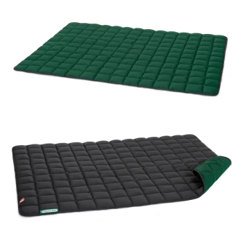 Eine wendbare Haustiermatte mit einer grünen, gesteppten Seite und einer schwarzen, gesteppten Seite, die ein weiches, gepolstertes Design zeigt.