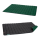 Eine wendbare Haustiermatte mit einer grünen, gesteppten Seite und einer schwarzen, gesteppten Seite, die ein weiches, gepolstertes Design zeigt.
