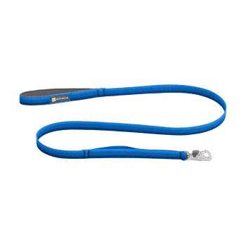 Blaue Hundeleine mit gepolstertem Griff und einem Metallclip, mit einem "Ruffwear"-Logo-Anhänger.