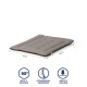 Graues Haustierbett mit den Maßen 70 cm x 90 cm, gekennzeichnet als waschbar bei 95°C, orthopädisch, langlebig und robust.