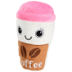Plüsch-Haustierspielzeug in Form eines Kaffeebechers mit rosa Deckel, lächelndem Gesicht, bestickten Kaffeebohnen und dem Wort „coffee“ auf dem Ärmel.