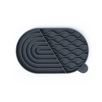 Graue Silikon-Haustierfütterungsmatte mit verschiedenen strukturierten Abschnitten zur Futterplatzierung, mit dem Markennamen 'LUCY BALU'.