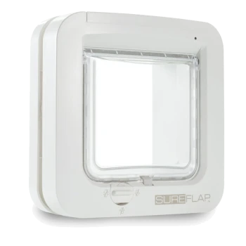 Porte pour animaux de compagnie blanche avec un clapet transparent, portant le nom de la marque "SUREFLAP" et des réglages ajustables en bas.