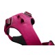 Nahaufnahme eines rosa Hundegeschirrs mit verstellbaren Riemen und einem stabilen Griff, entworfen für Komfort und Kontrolle.