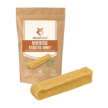 Wildfang Hartkäse Hundekau-Stick Verpackung: gelber Stick neben einer braunen Tüte mit der Aufschrift 'DOG CHEWING STICK CHURPY-STYLE' und '100% NATURAL.'