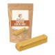 Wildfang Hartkäse Hundekau-Stick Verpackung: gelber Stick neben einer braunen Tüte mit der Aufschrift 'DOG CHEWING STICK CHURPY-STYLE' und '100% NATURAL.'