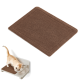 Braune Futtermatte für Haustiere mit einer strukturierten Oberfläche, gezeigt neben einer Katze, die aus einem doppelten Futternapf frisst.