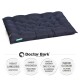 Ein dunkelblaues, gepolstertes Haustierbett mit der Aufschrift "Doctor Bark," das seine Haltbarkeit, waschbare Hygiene und allergikerfreundliche Materialien zeigt.