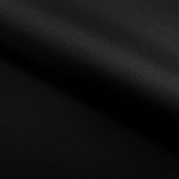 Nahaufnahme von strukturiertem schwarzem Stoff, der ein glattes, gewebtes Muster zeigt.